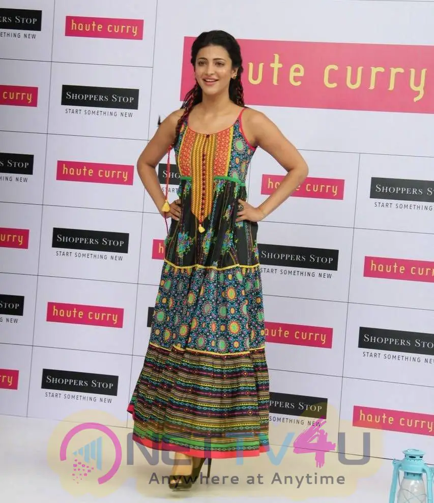 latest photos of actress shruti hassan at haute curry fashion show 9