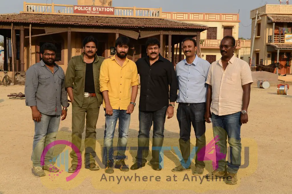 megastar chiranjeevi at sardaar gabbar singh shooting location stills 4