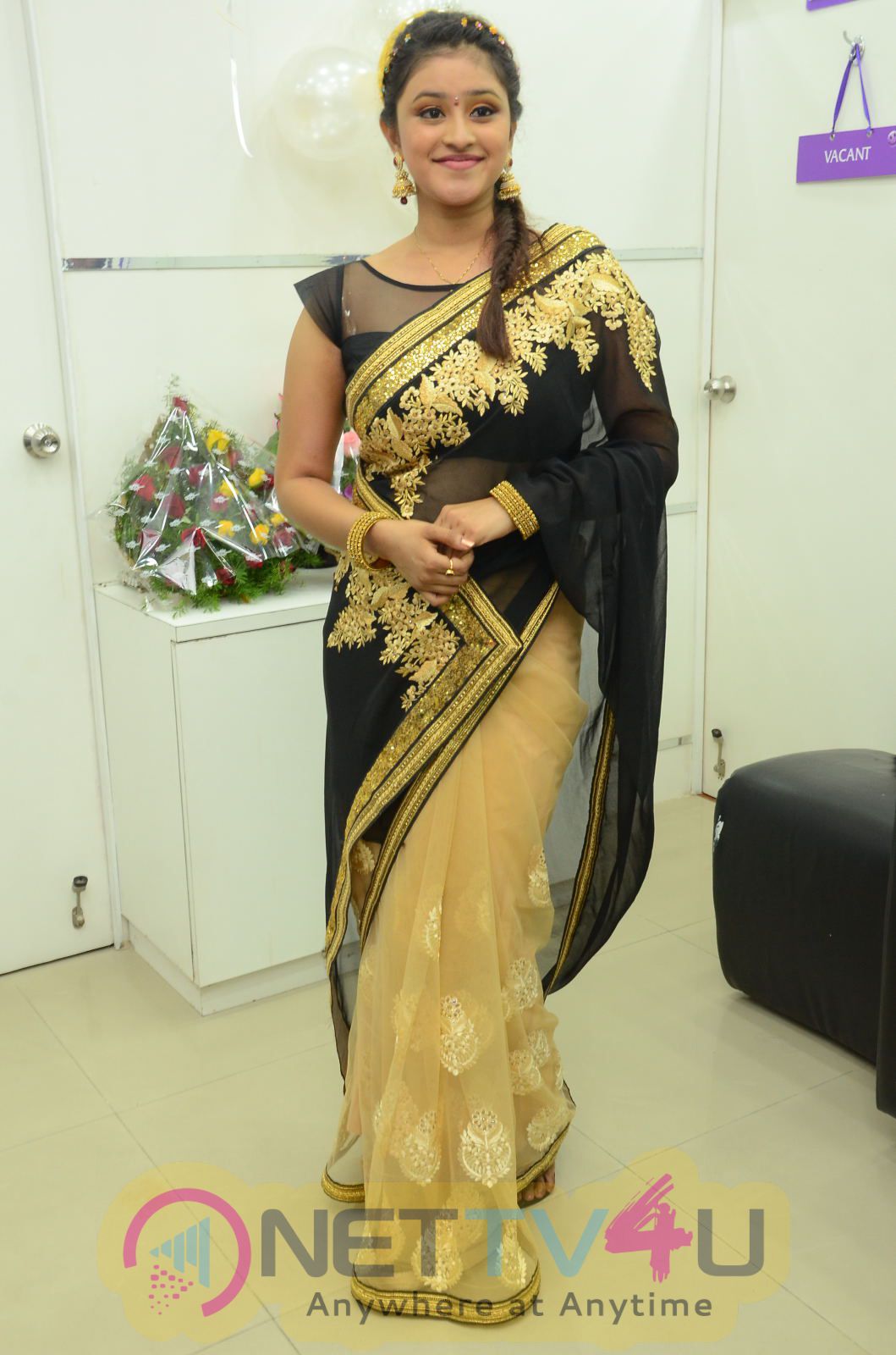Priya Anduluri Excellent Stills At Inaugurates Naturals Lounge Salon Telugu Gallery