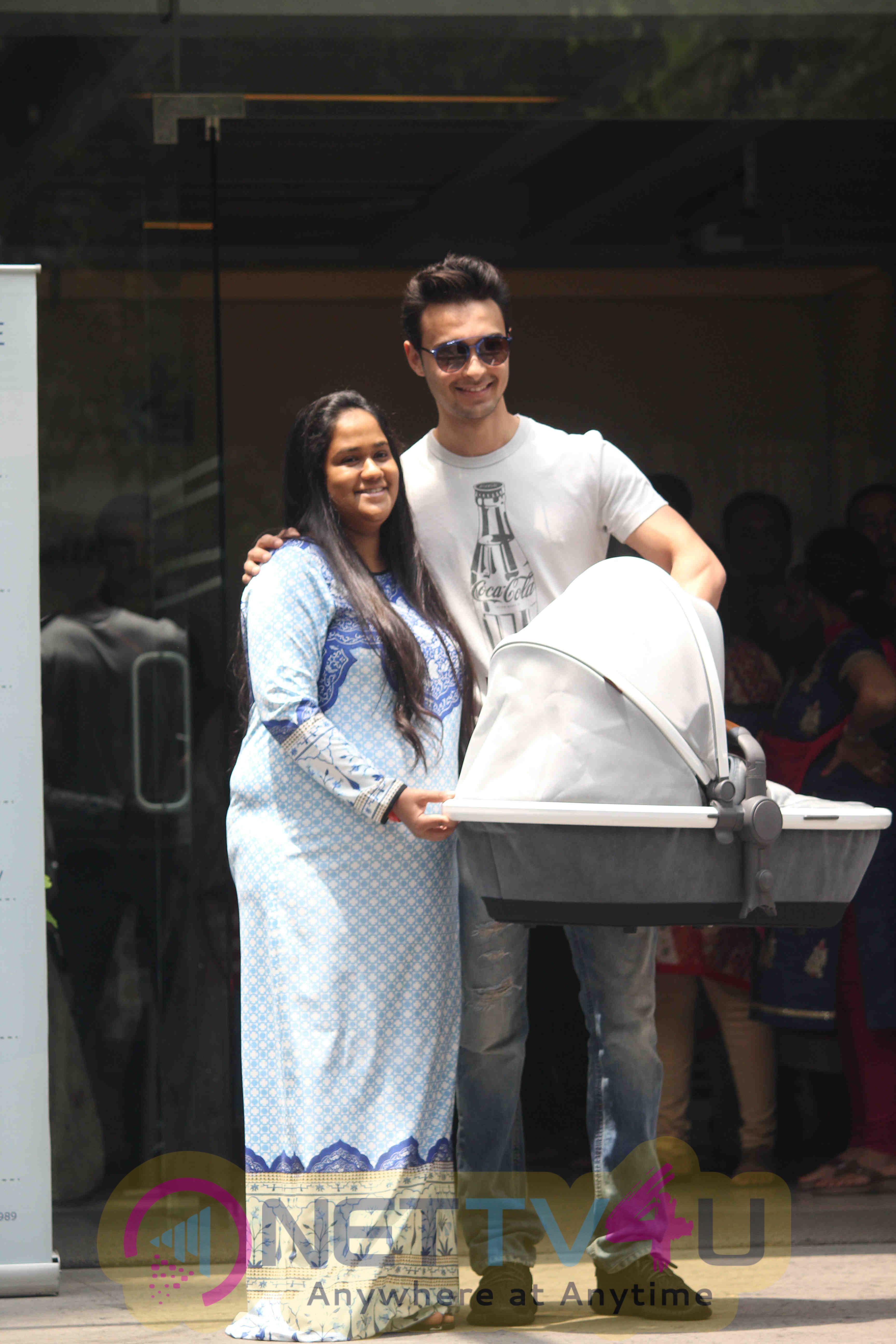 Photos Of Arpita Khan Snapped Getting Discharged From Hospital Hindi Gallery