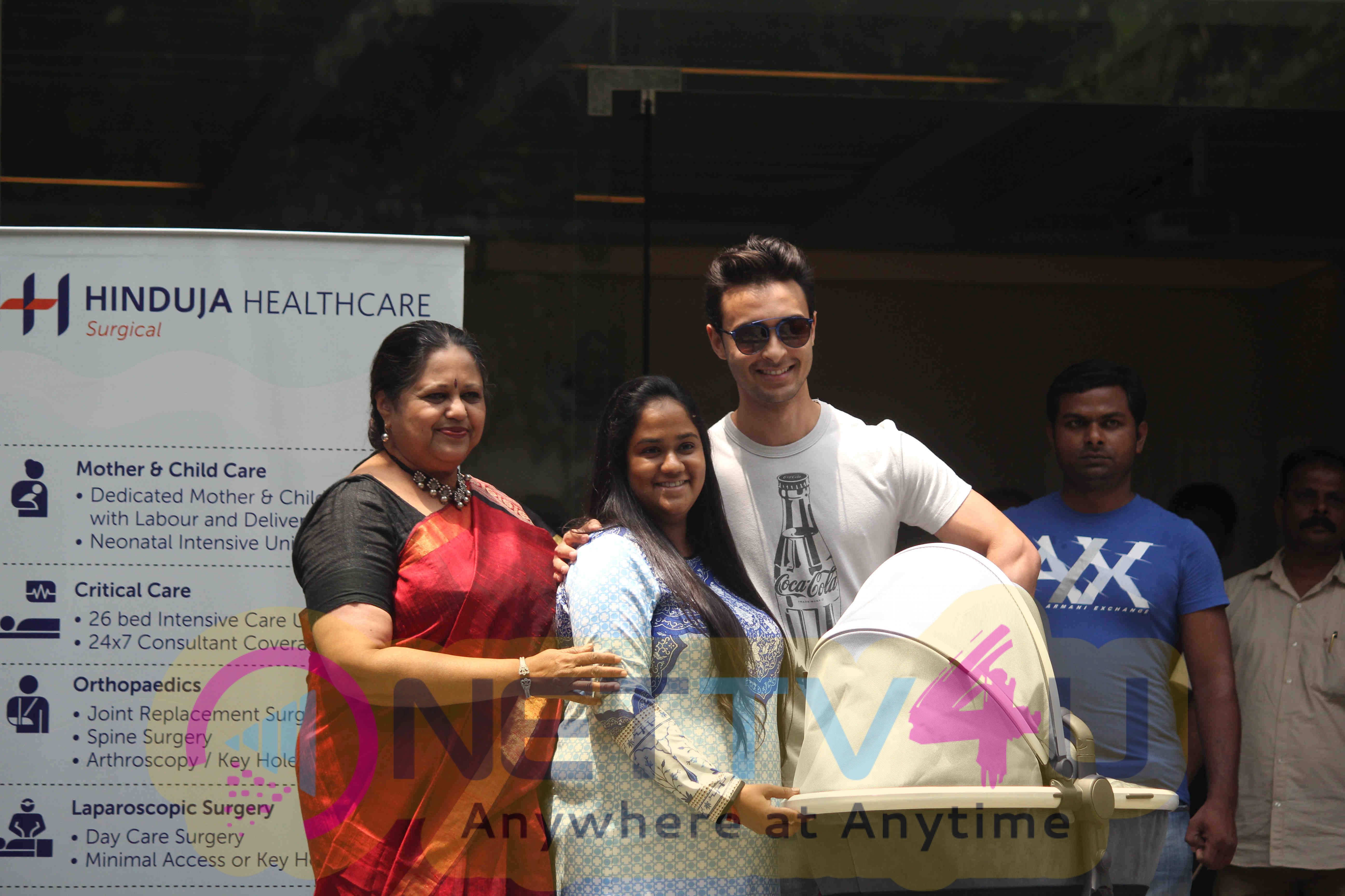Photos Of Arpita Khan Snapped Getting Discharged From Hospital Hindi Gallery