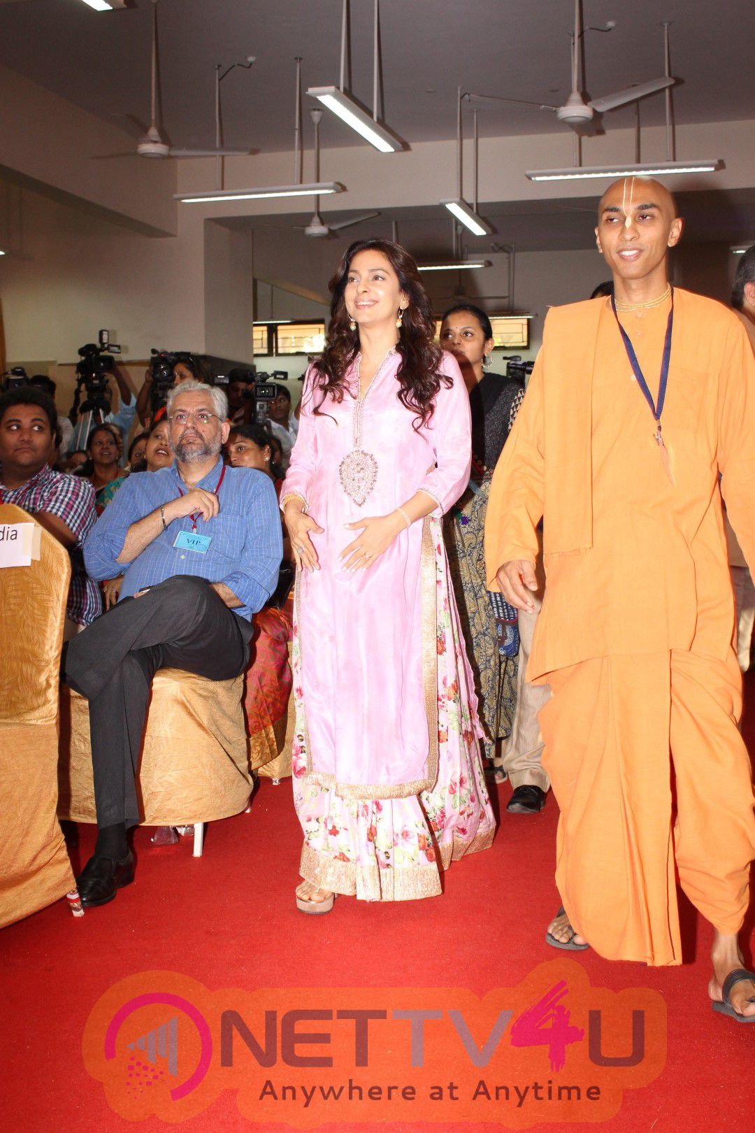 Photos Of Juhi Chawla & Devendra Fadnavis At Inauguration Ceremony Food Canteen In Cooper Hospital Hindi Gallery