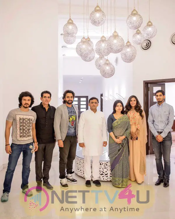 Photos Of Mumbai Film Sarbjit Team Meets Uttar Pradesh Chief Minister Akhilesh Yadav And His Family In Mumbai Hindi Gallery