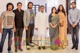Photos Of Mumbai Film Sarbjit Team Meets Uttar Pradesh Chief Minister Akhilesh Yadav And His Family In Mumbai