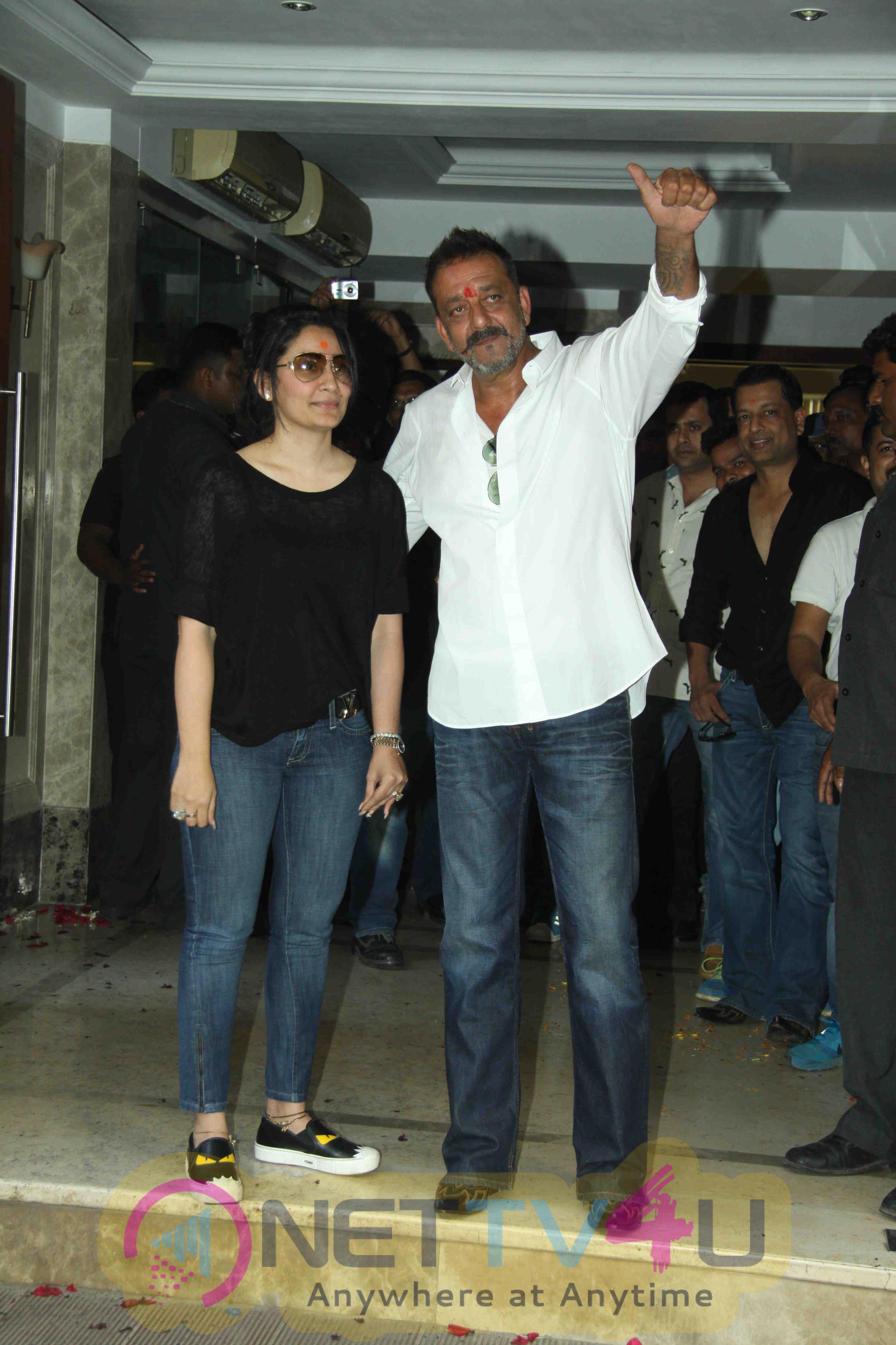 Photos Of Sanjay Dutt Interacts With Media After Release From Yerawada Prison Hindi Gallery