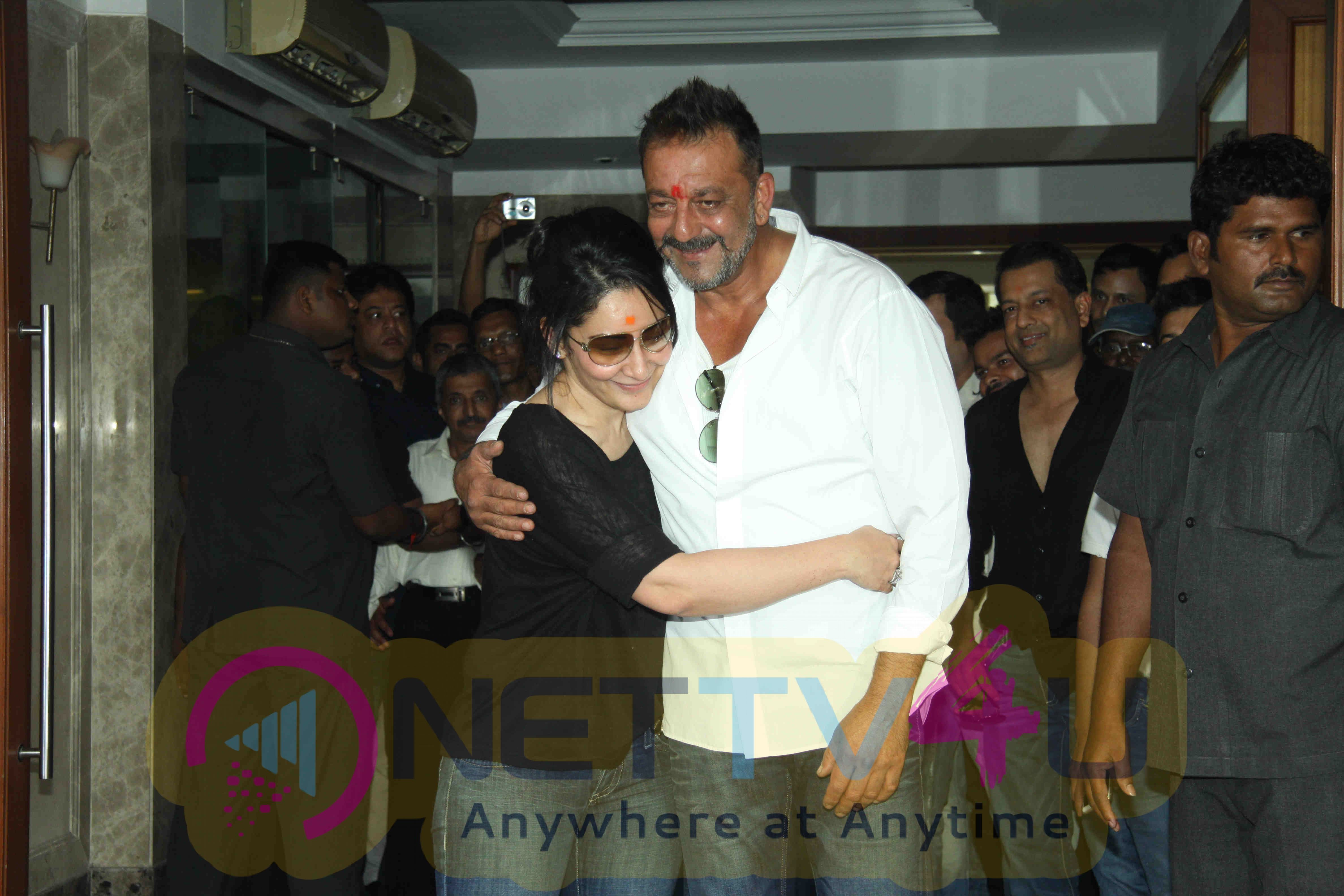 Photos Of Sanjay Dutt Interacts With Media After Release From Yerawada ...