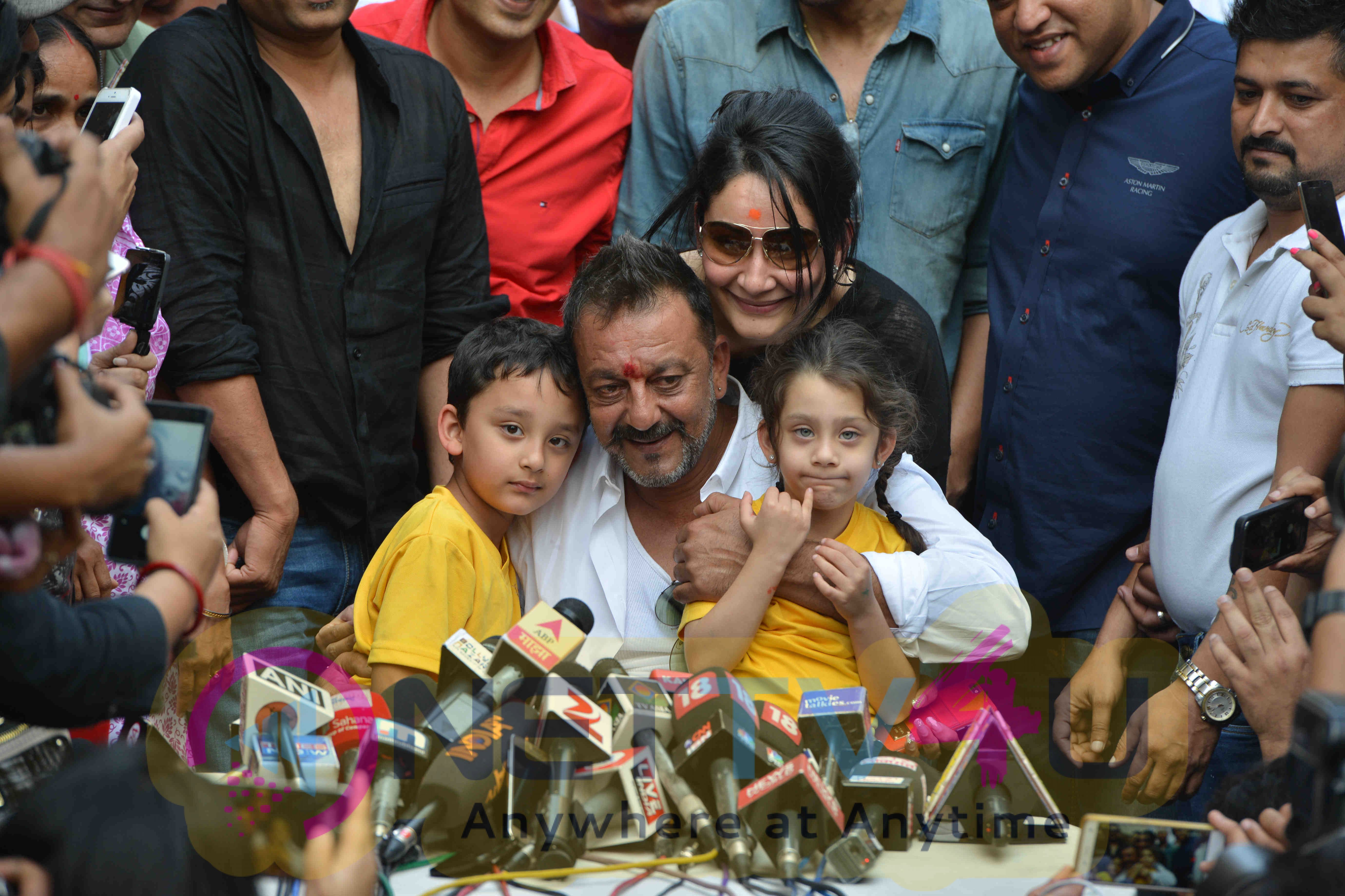 Photos Of Sanjay Dutt Interacts With Media After Release From Yerawada Prison Hindi Gallery
