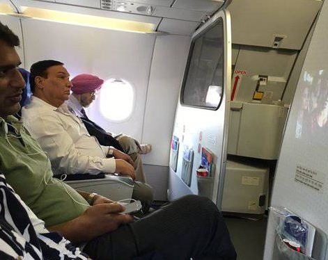 Pirated Version Of Dilwale On Plane… Kriti Sanon Tensed!