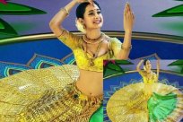 Pragya Jaiswal’s Golden Lehenga!