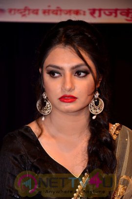 Rakhi Sawant & Udit Narayan At Rashtriya Mahila Samman Samaroh Statuesque Photos