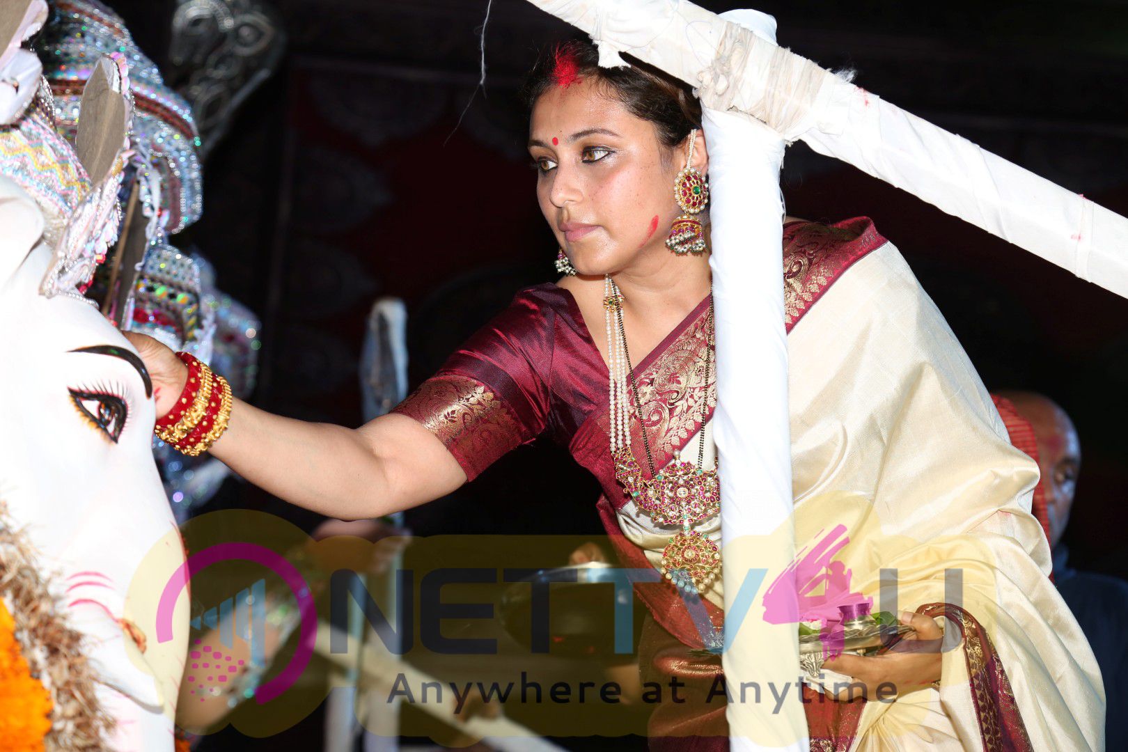 Rani Mukerji At Visarjan Ceremony Of North Bombai Sarbojanin Durga Puja Samiti 2016 Fetching Photos Hindi Gallery