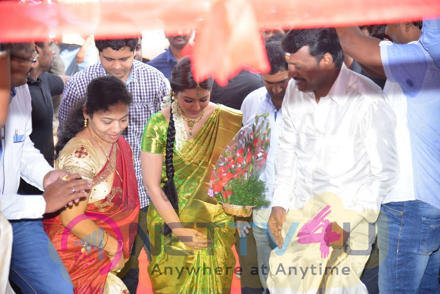 rashi khanna launches kanchipuram silks showroom stills 11