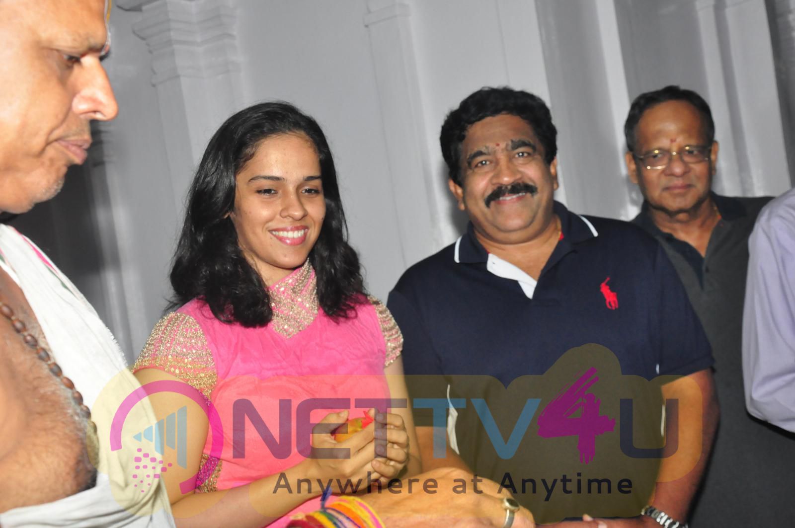 Saina Nehwal Visits Film Nagar Temple Enticing Stills Telugu Gallery