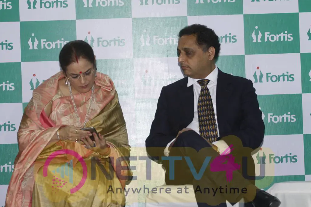 Shatrughan Sinha Felicitates Families Of Organ Donors At Fortis Hospital Photos Hindi Gallery
