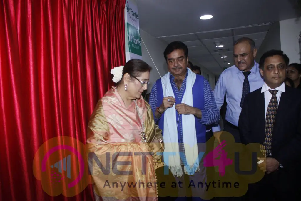 Shatrughan Sinha Felicitates Families Of Organ Donors At Fortis Hospital Photos Hindi Gallery