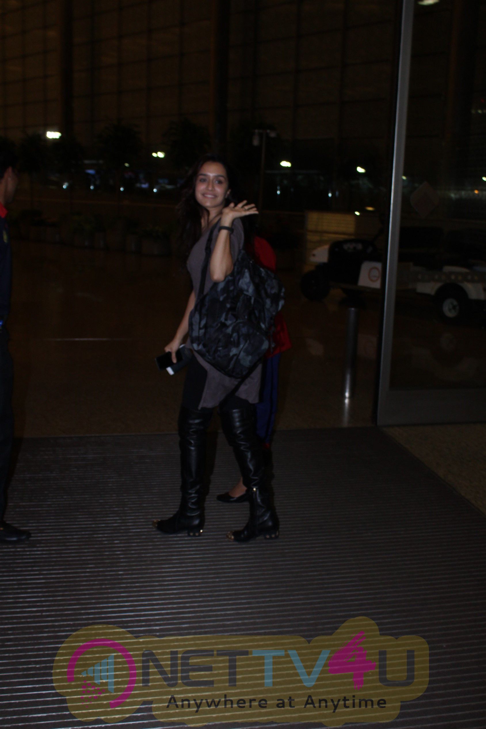 Shraddha Kapoor Fly For Cape Town For Half Girlfriend Shoot Spotted Pics Hindi Gallery
