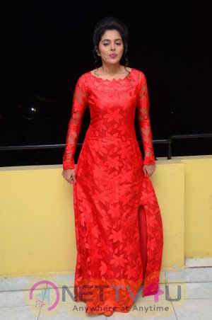 Shravya Attractive Stills At Nandini Nursing Home Platinum Disc