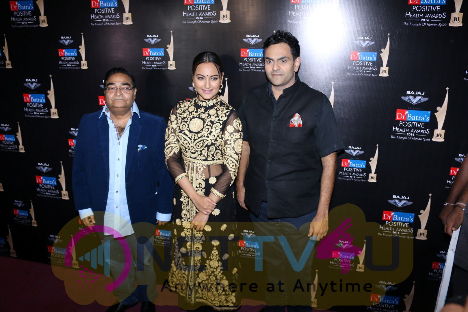 Sonakshi Sinha & Pankaj Udhas At Red Carpet Of Dr. Batra's Positive Health Awards 2016 Photos Hindi Gallery