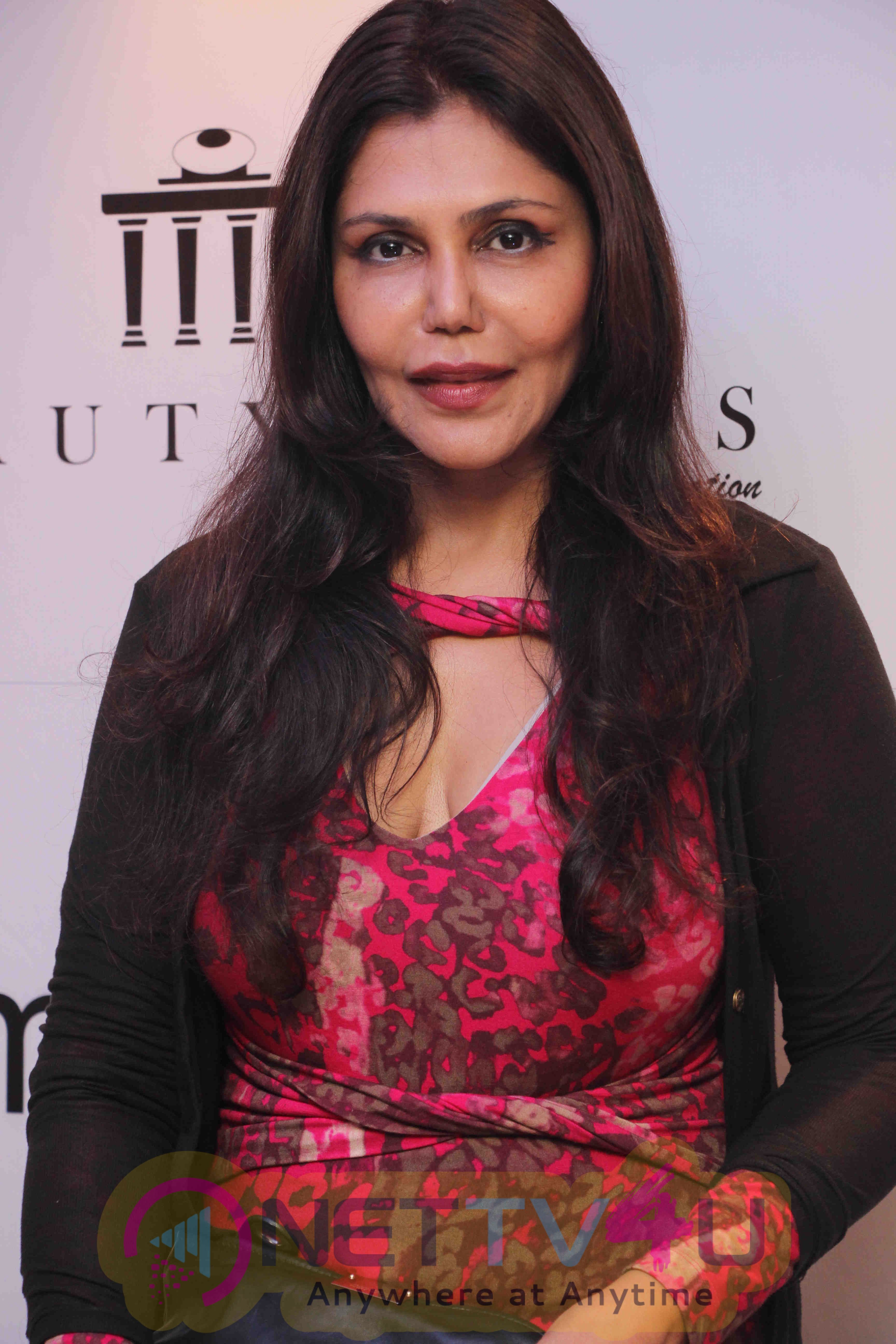 Sana Khan, Vidya Malvade At I Am Woman Awards Stills Hindi Gallery