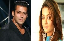 Surveen Chawla Denies To Visit Salman!