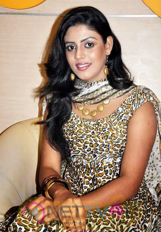 Tamil Actress Iniya New Exclusive Stills Tamil Gallery