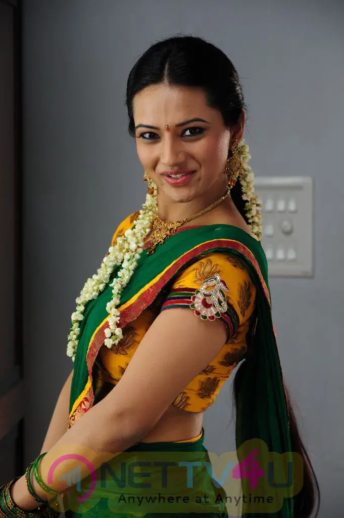 Telugu Actress Isha Chawla Latest Stills Gallery Telugu Gallery