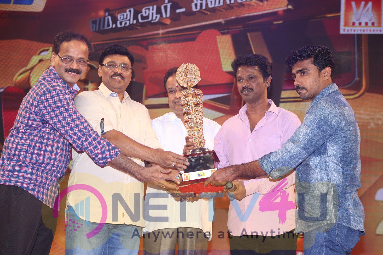 tamil film v4 award function event stills 75
