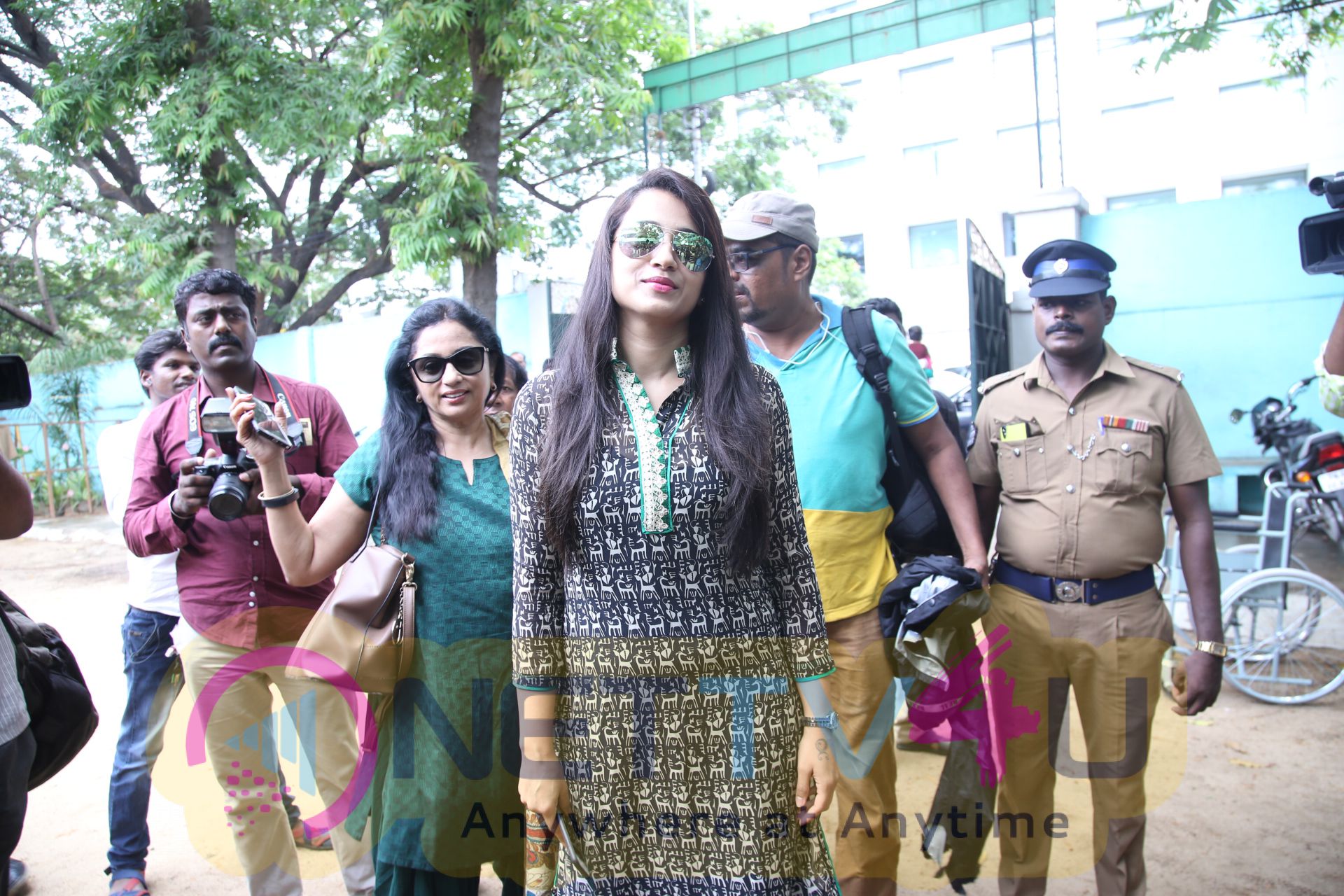 Trisha Krishnan Cast Her Vote HD Pics Tamil Gallery