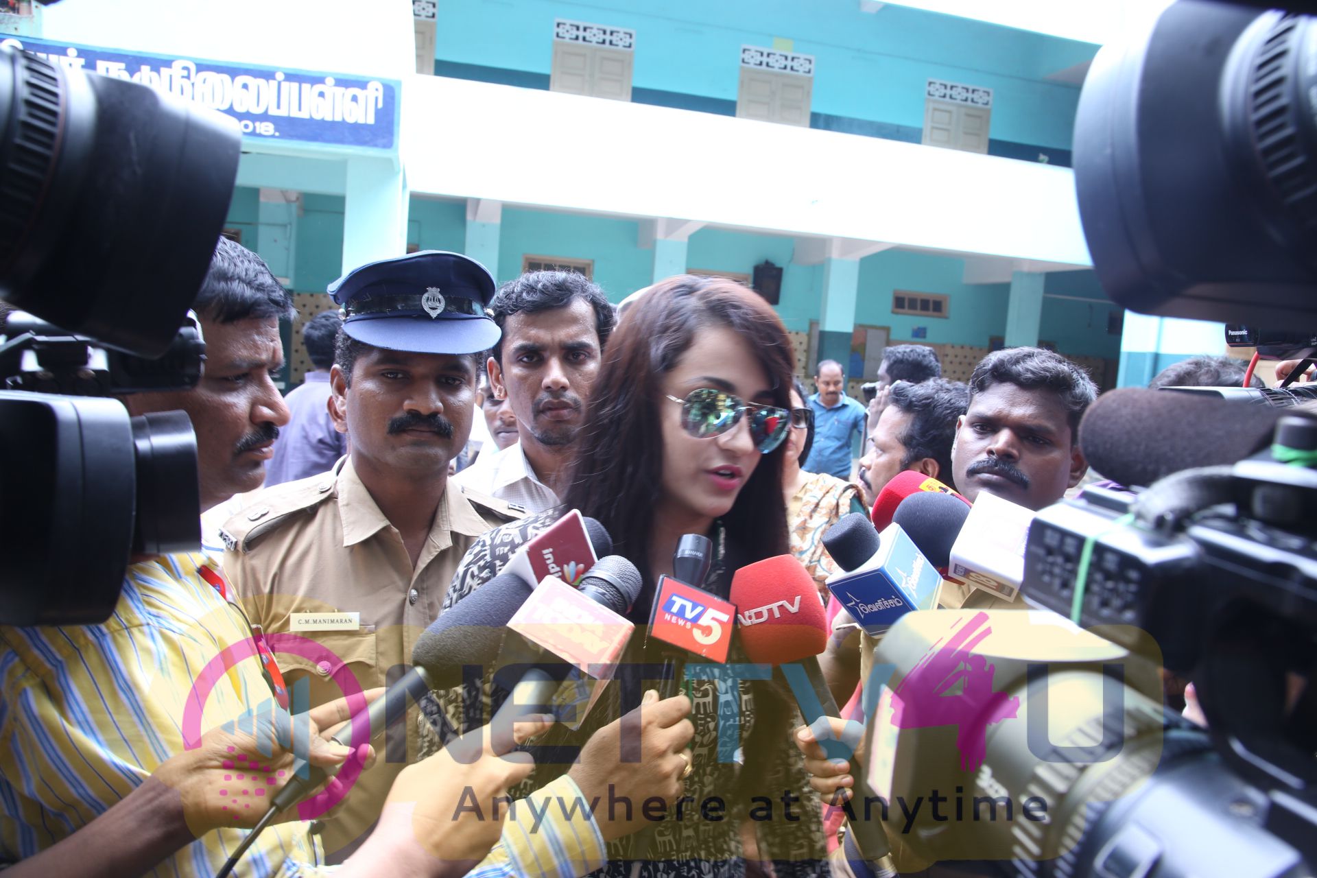 Trisha Krishnan Cast Her Vote HD Pics Tamil Gallery