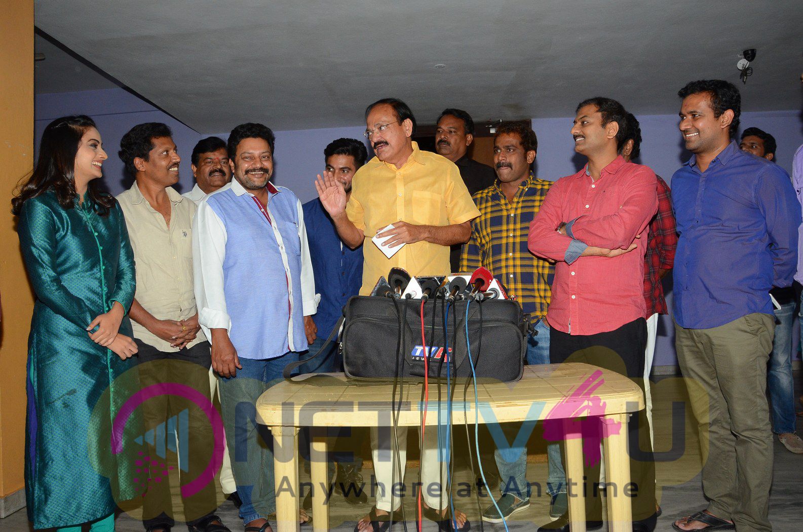 Venkaiah Naidu Watched Chuttalabbayi Movie At Prasad Labs Photos Telugu Gallery