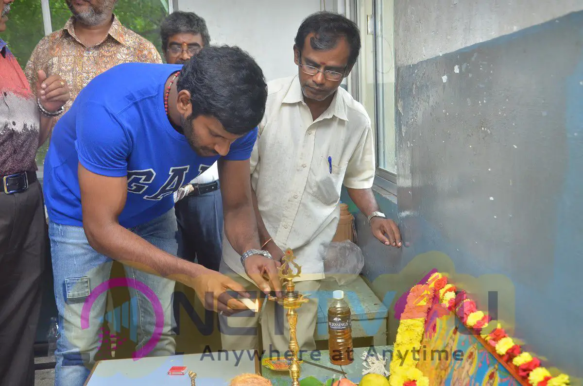 Vishal Celebrated His Birthday At Kathi Sandai Shooting Spot Recent Images  Tamil Gallery