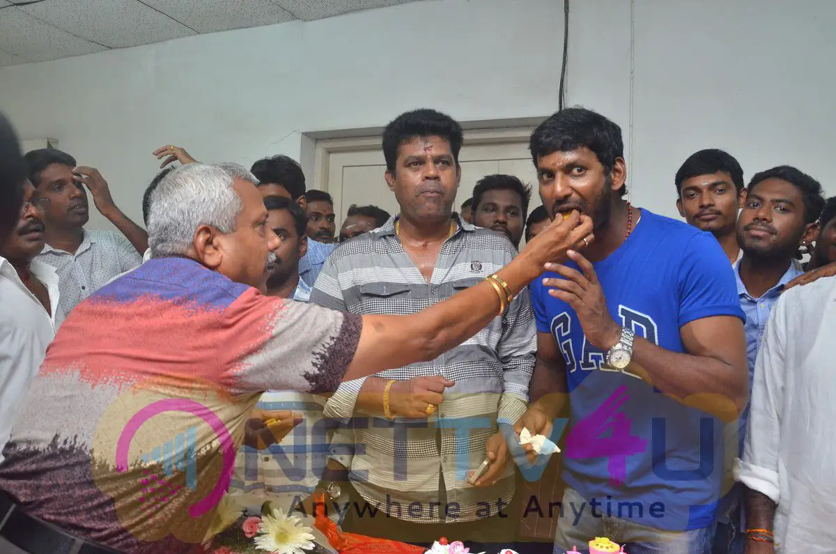 Vishal Celebrated His Birthday At Kathi Sandai Shooting Spot Recent Images  Tamil Gallery