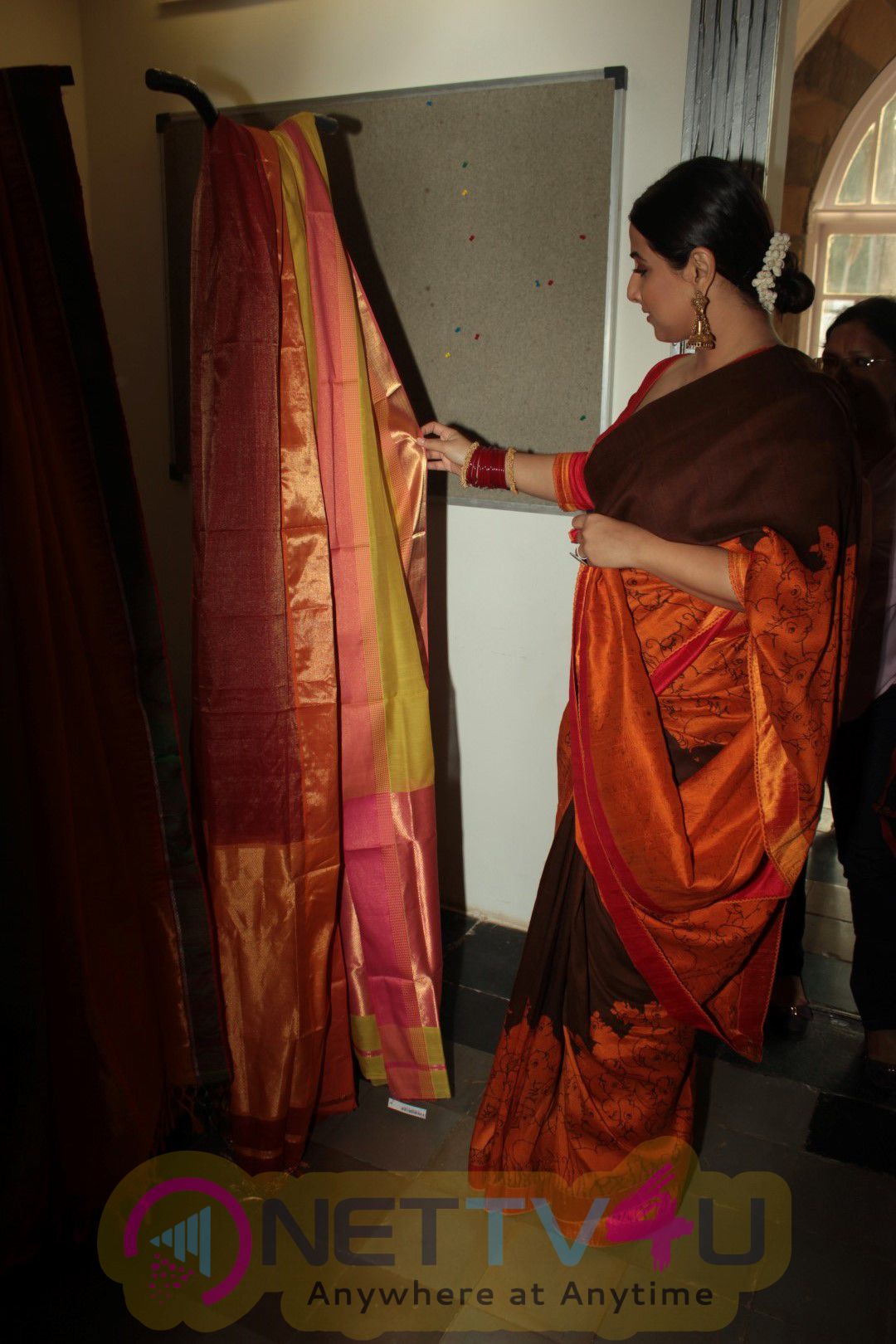 Vidya Balan Unveils Gaurang Shah Summer Collection Photos Hindi Gallery