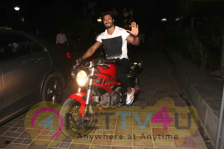 Vidyut JaMmval Makes A Grand Entry On A Bike At Batman Vs Superman Screening Stills Hindi Gallery
