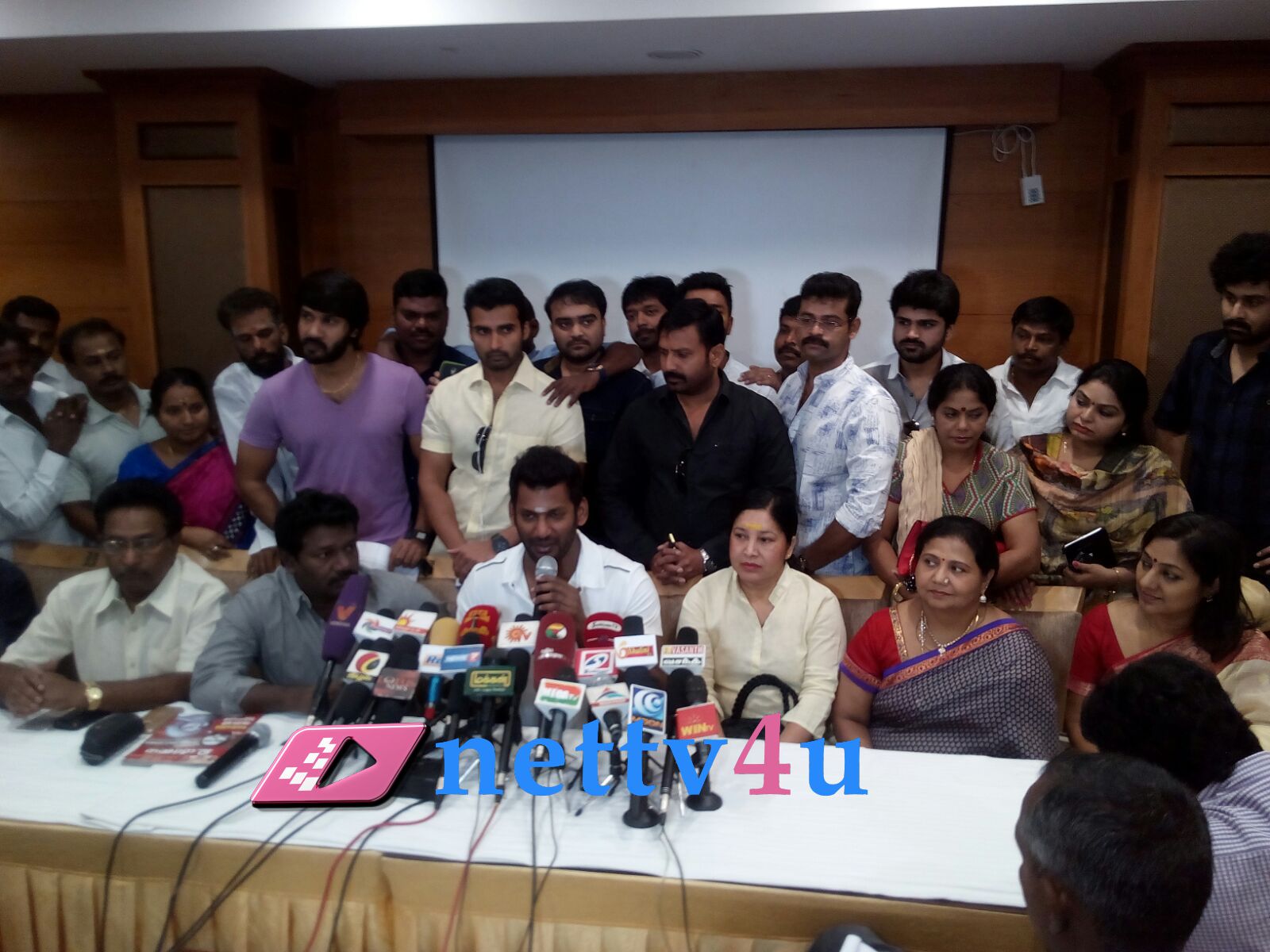 vishal s paandavar ani press meet and election canvas pictures 43