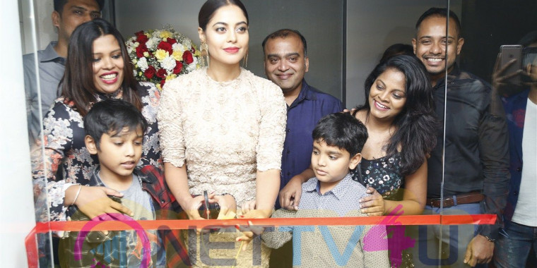 Actress Bindu Madhavi Inaugurates Salon Blow At Velachery Pics | 529106 ...