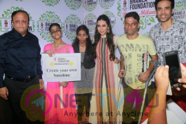 Karisma Kapoor,Tusshar Kapoor & Rakeysh Omprakash Mehra Celebrates Diwali Milan With Disable Children Images